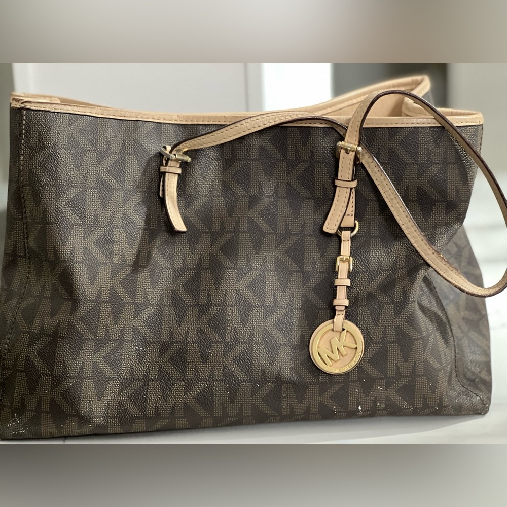 Michael kors bag 100% Authentic.